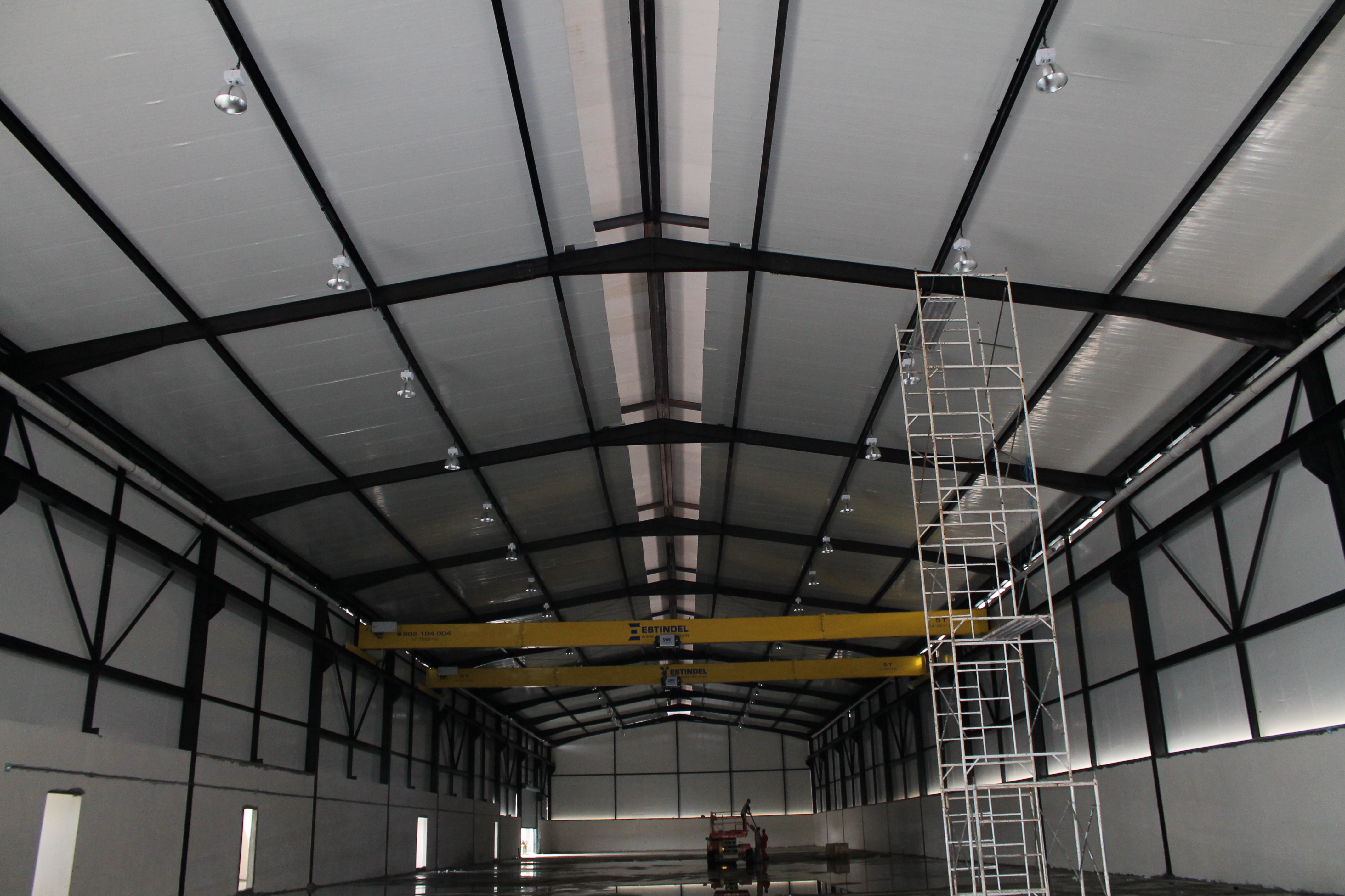 Interior con grúa puente